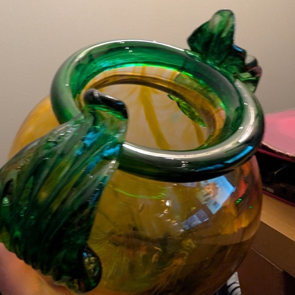 Elegant Green and Yellow Glass Vase - Picture 3 of 4